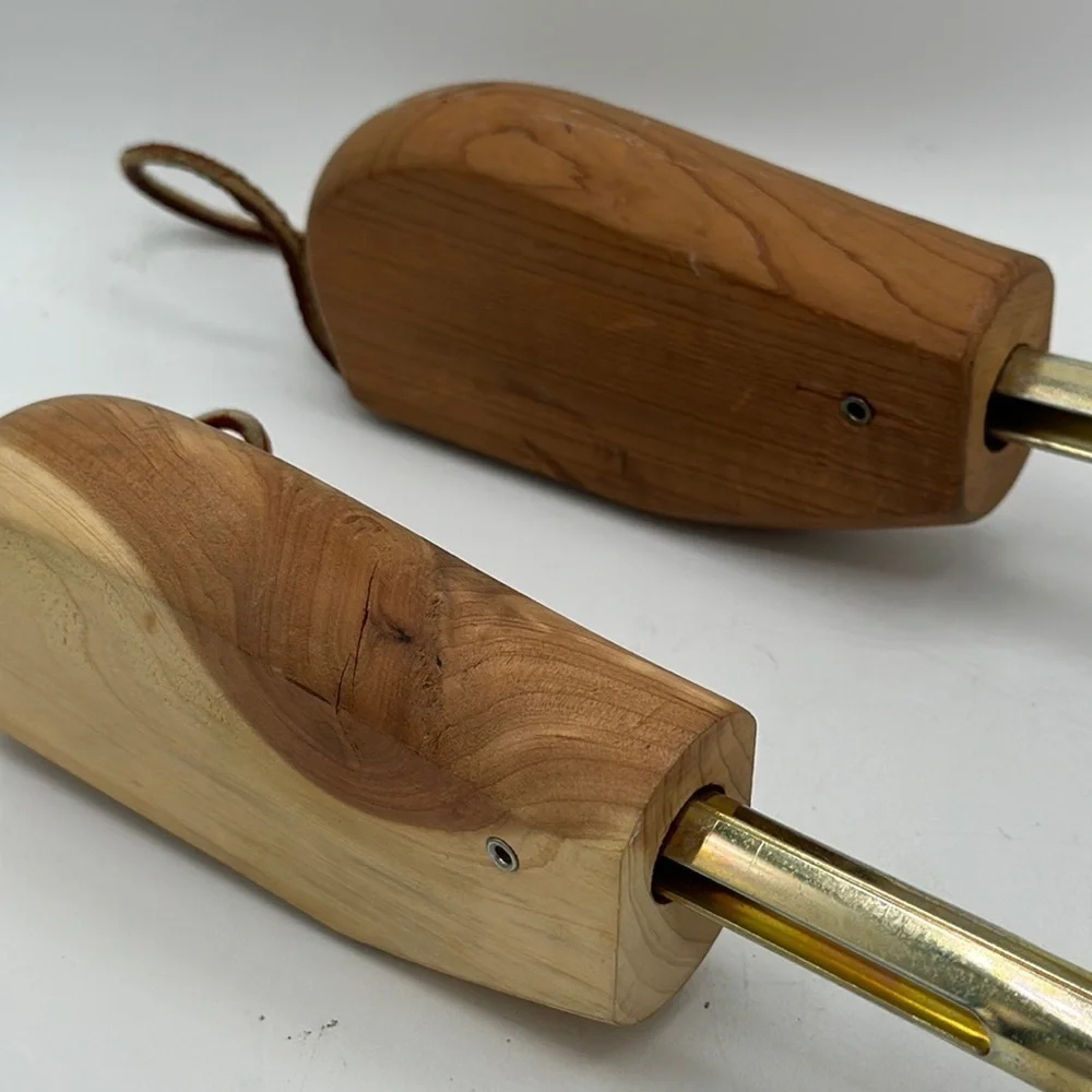 Split-toe cedar shoe tree pair, sizes M and L